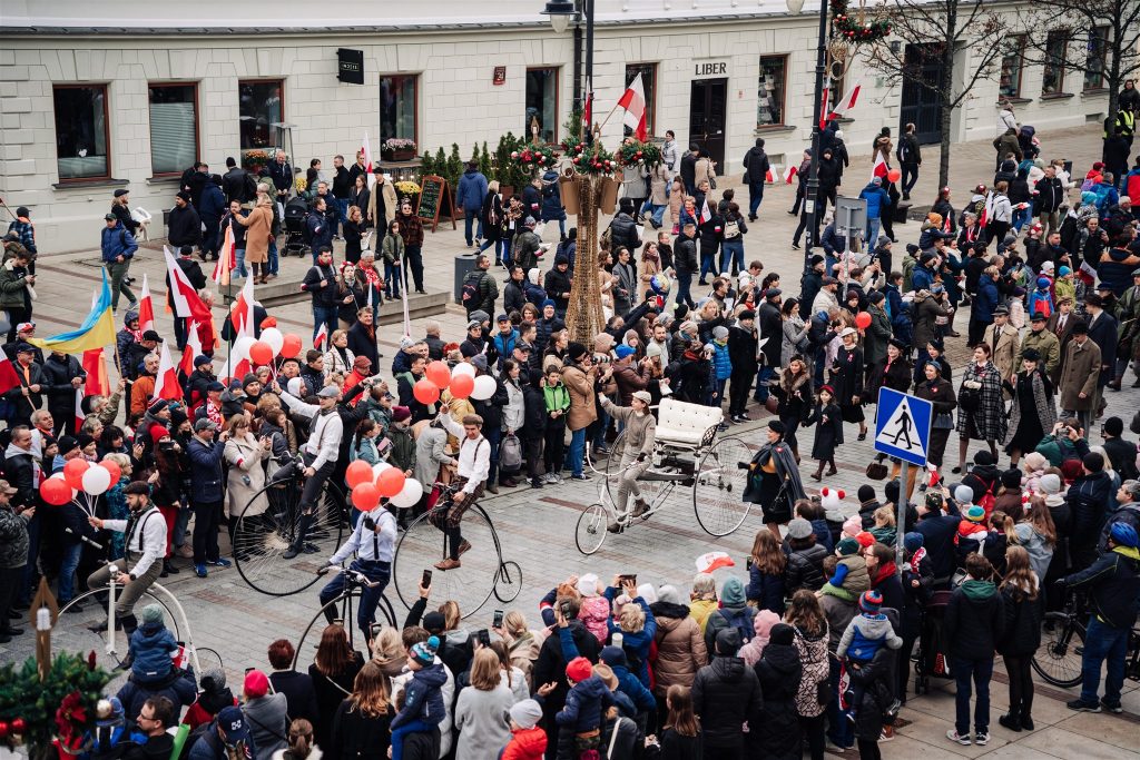 kolarze na starych bicyklach paradują po ulicy