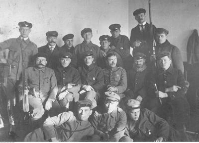 Fotografia zbiorowa członków Polskiej Organizacji Wojskowej (ze zbiorów NAC, sygn. 22-198-6)