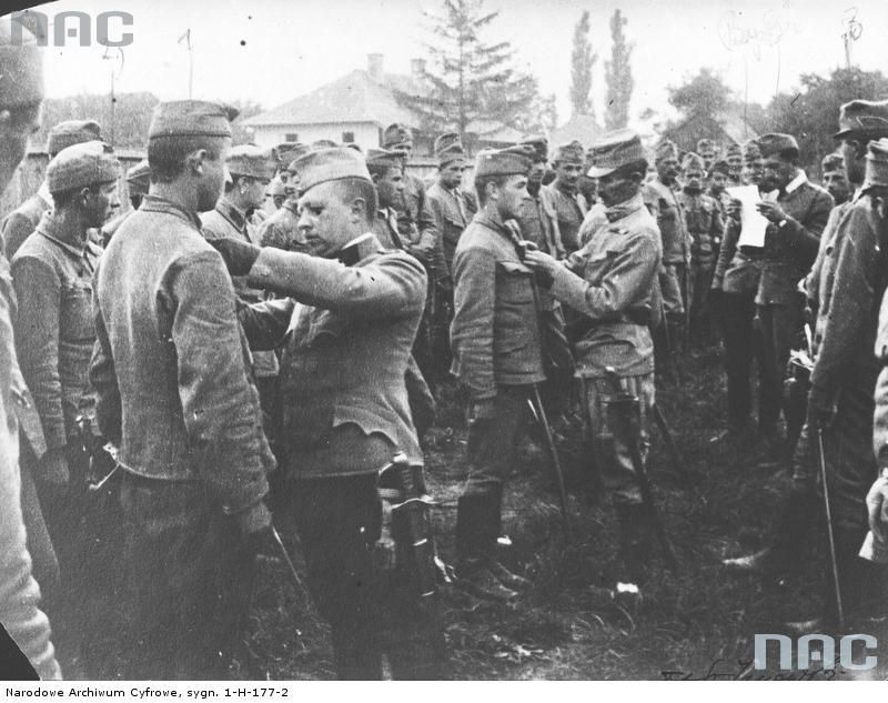 Dekoracja uczestników szarży po Rokitną (ze zbiorów Narodowego Archiwum Cyfrowego, sygn. 1-H-177-2)