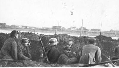 Przyczółek mostowy w Dźwińsku. Żołnierze w okopie (ze zbiorów NAC, 1-H-370)