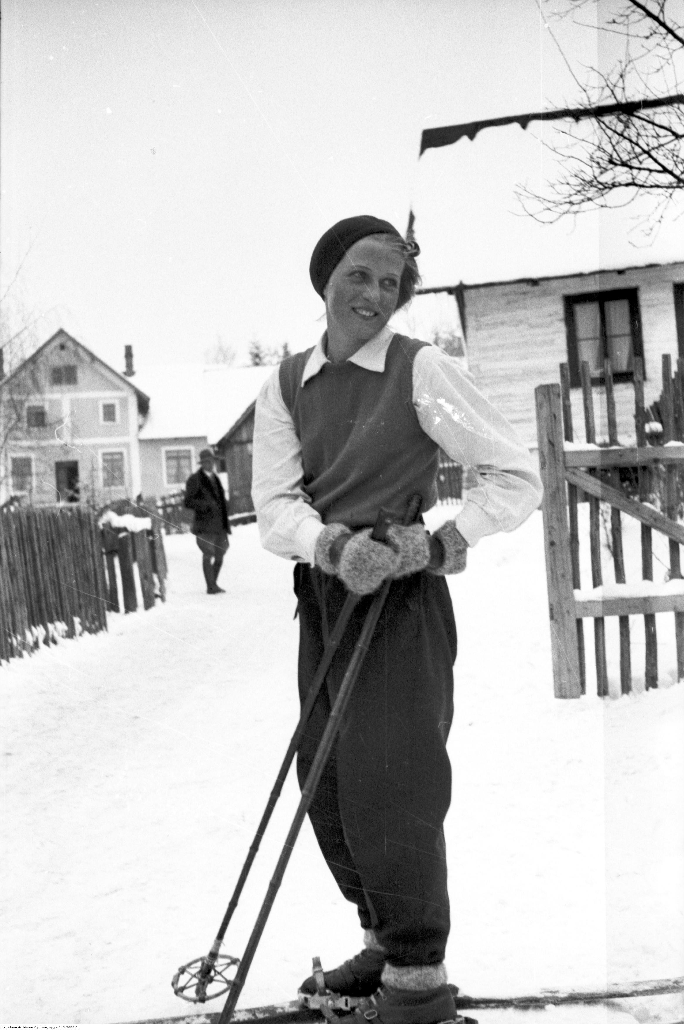 Zawody narciarskie w Zwardoniu o odznakę sprawnościową Polskiego Związku Narciarskiego zorganizowane przez Tatrzańskie Towarzystwo Narciarzy z Krakowa. Uczestniczka zawodów. Źródło: NAC.