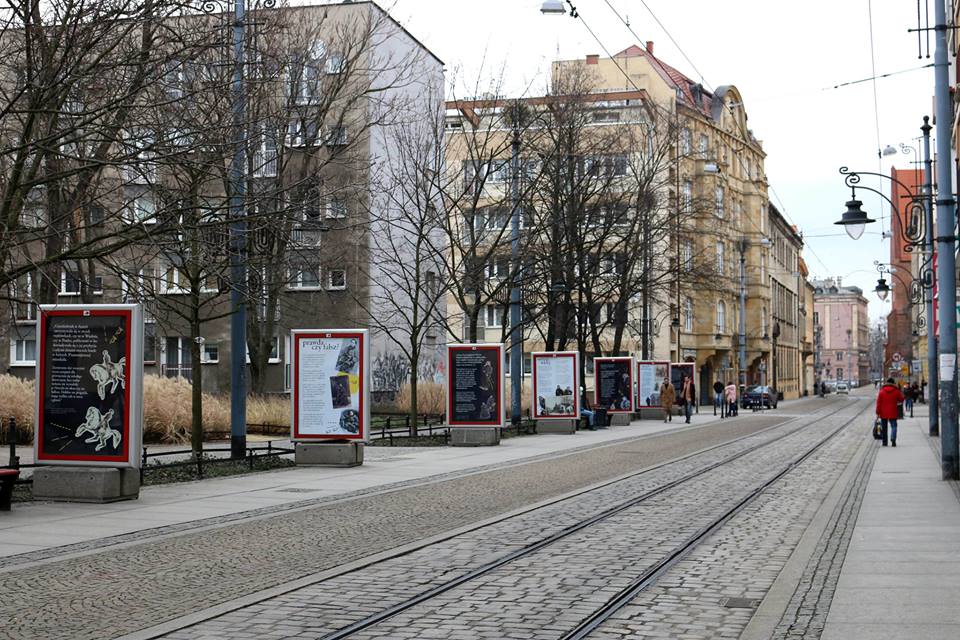 zdjęcie z uliczną wystawą