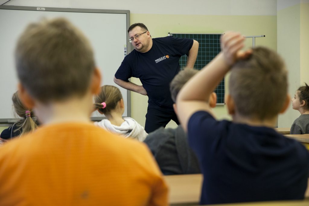 Bartłomiej Włodkowski z Fundacji Ave czaruje małych słuchaczy, fot. Wiktoria Gałecka