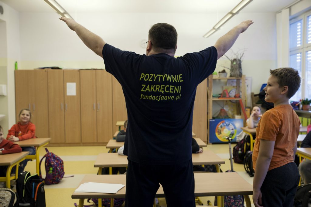 Prowadzący zajęcia jest pełen energii, która udziela się dzieciom, fot. Wiktoria Gałecka
