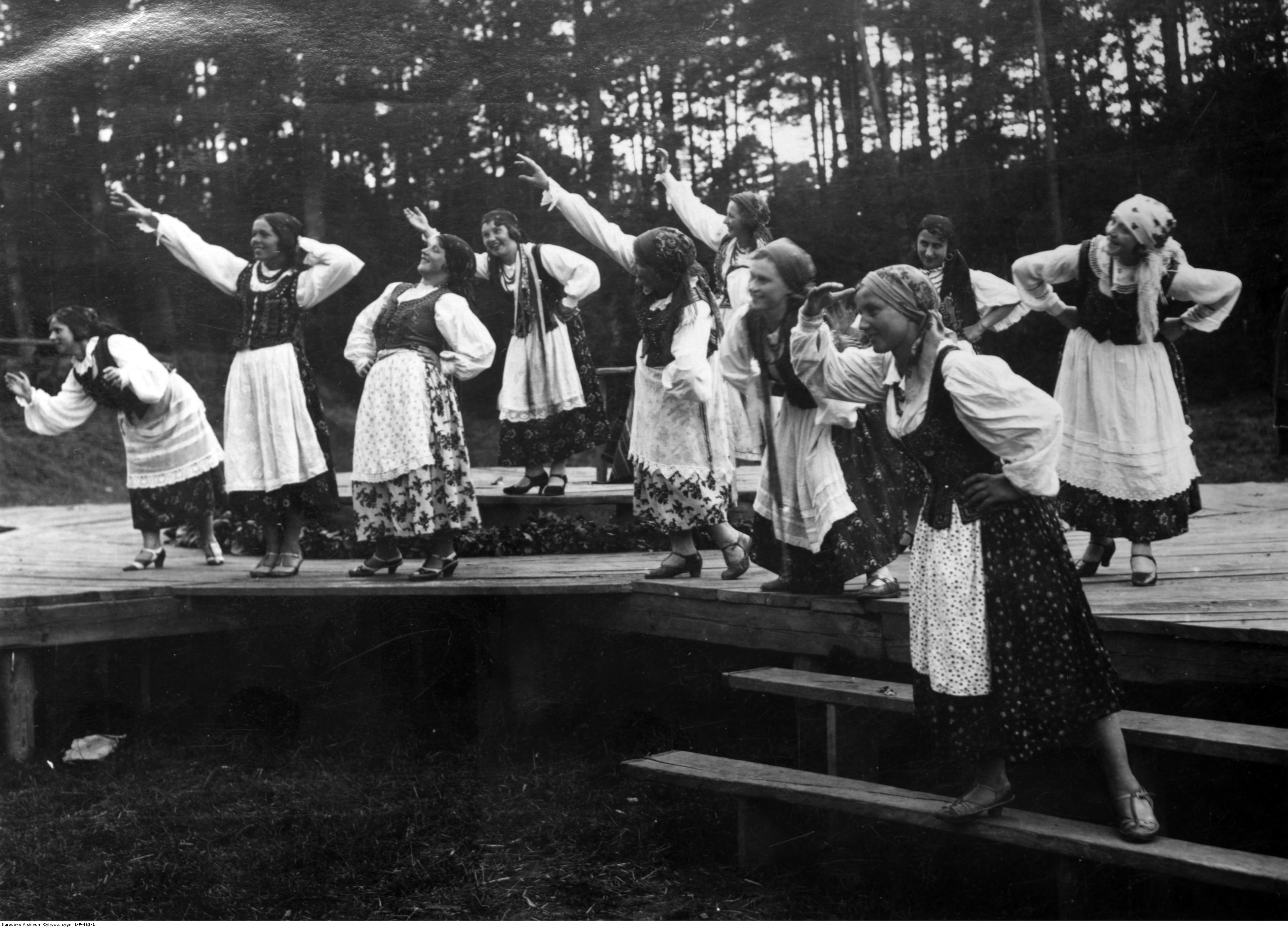 Widowisko plenerowe "Gody weselne" w wykonaniu zespołów regionalnych w Wejherowie, źródło: www.nac.gov.pl