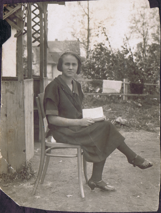 pani z lat 30. siedząca na dworzu