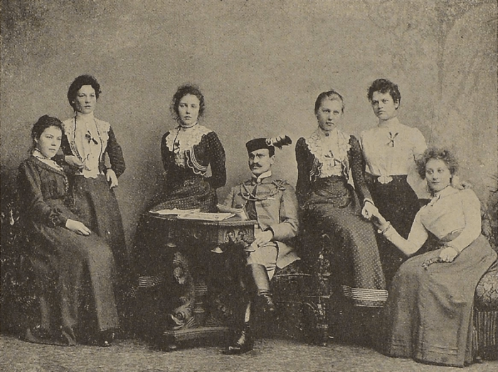 panie w dawnych strojach