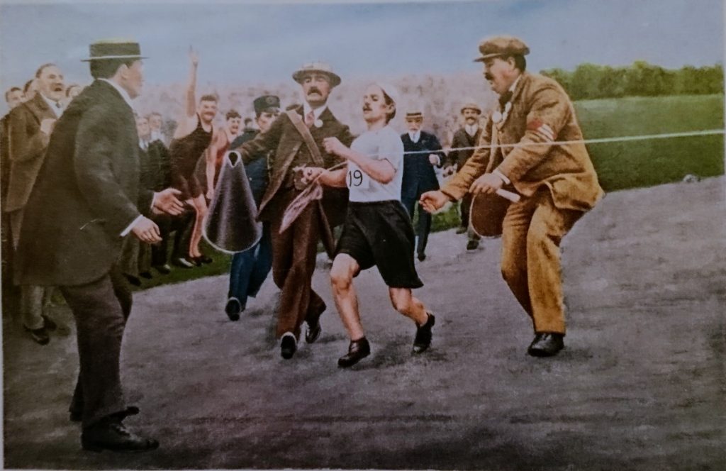 pierwszy maratończyk kończy swój bieg