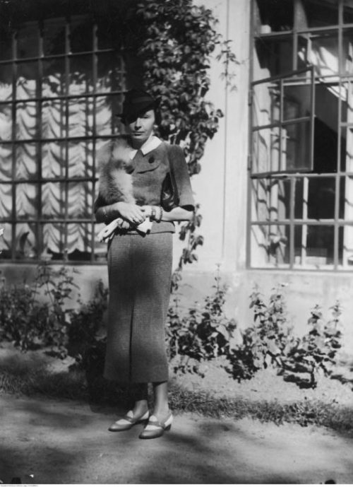 elegancka dama przed domem w latach 30/