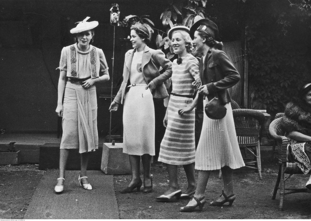grupa młodych pań w okresie lat 30.