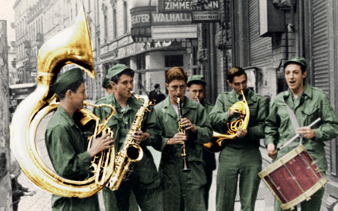 żołnierze amerykańscy grający na instrumentach dętych