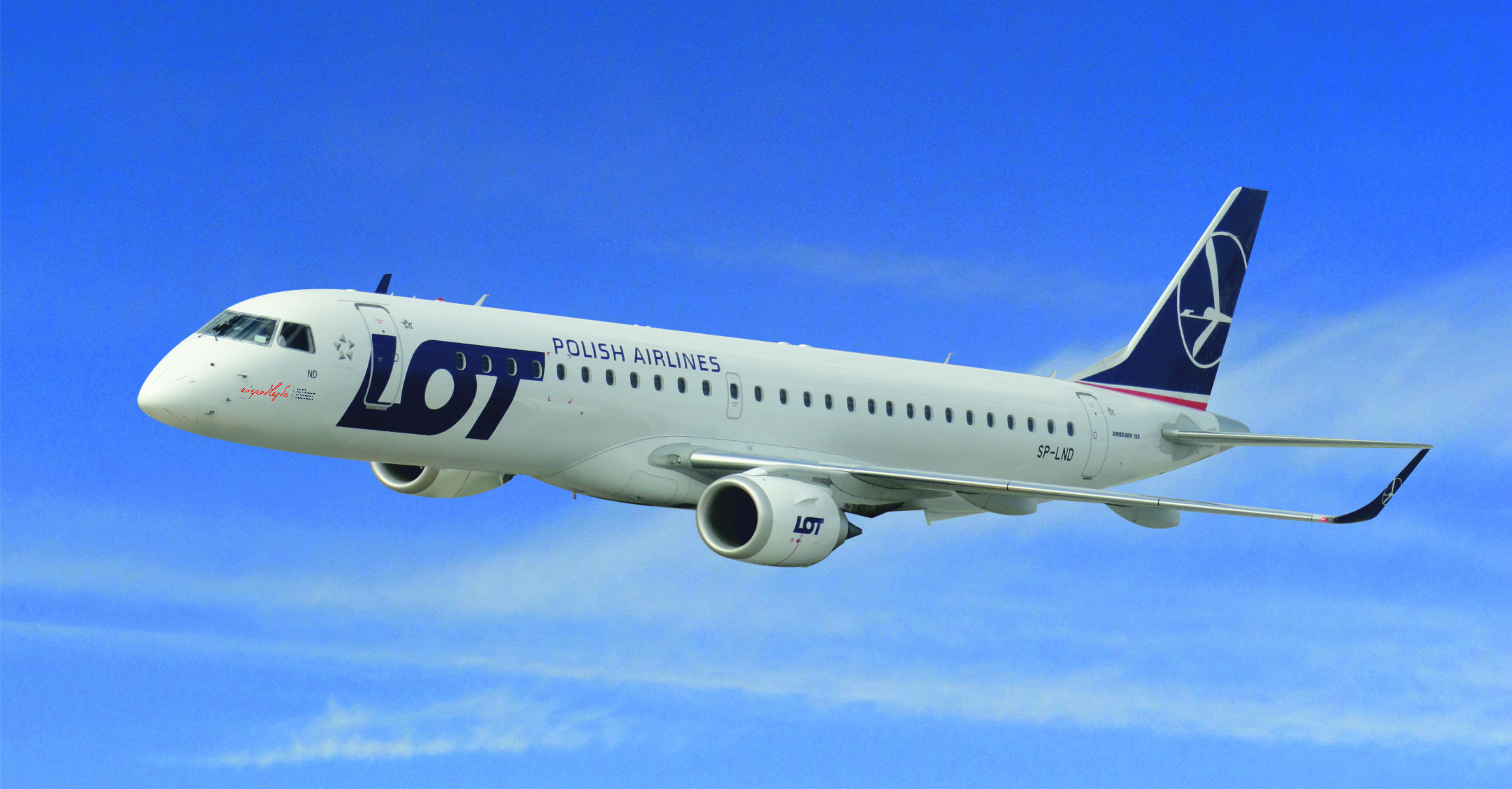 samolot LOT-u z logo niepodległej