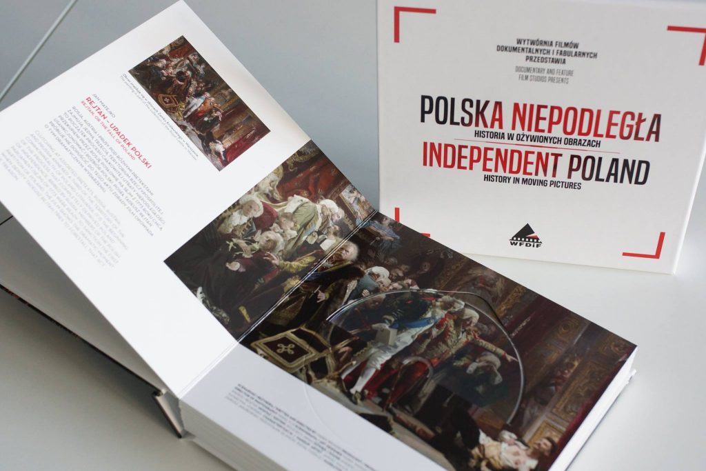 otwarta książka, a za nią pionowo ustawiona okładka z tytułem