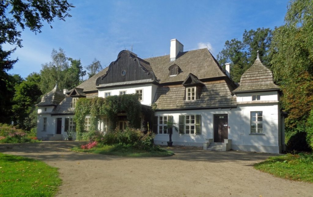 widok na fasadę dworu