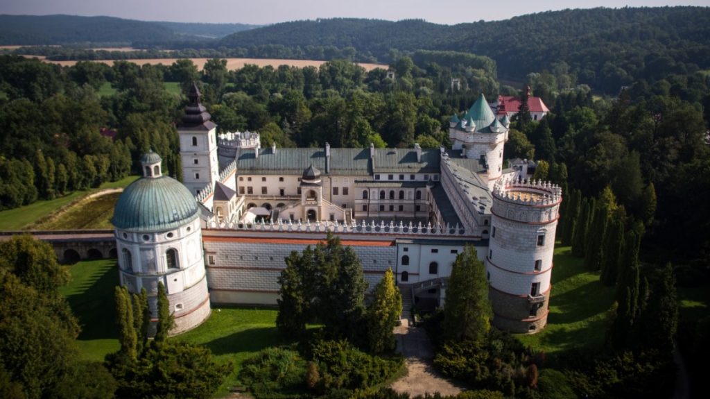 czworobok z umieszczonymi w rokach czterema różnymi basztami