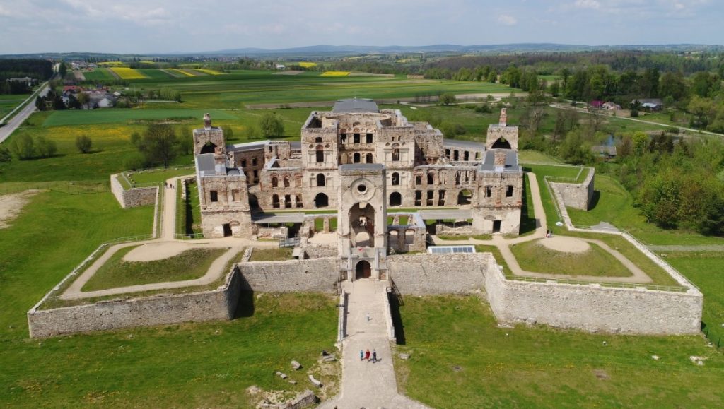 zrujnowana szara konstrukcja ustawiona na czteroramiennej gwieździe fortyfikacji