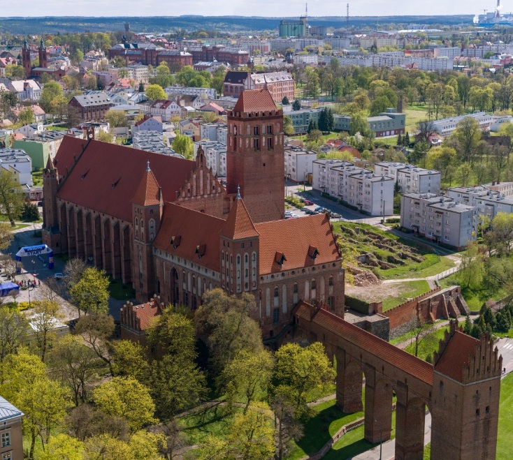 widok na dachy ceglanych katedry, zamku i gdanisko z lotu ptaka
