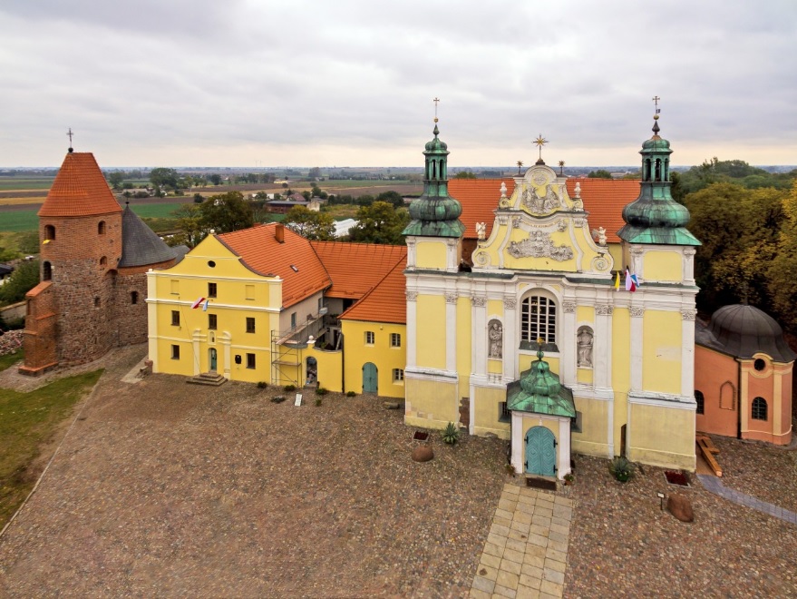 widok na fasady trzech budynków w rzędzie, rotundy, muzeum i kościoła