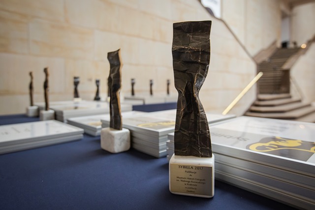 stół ze stojącymi statuetkami czekającymi na wręczenie