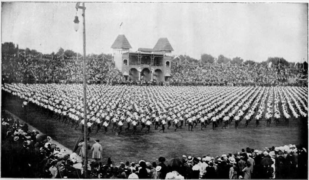 widok placu z ludźmi ćwiczącymi w jednym tempie