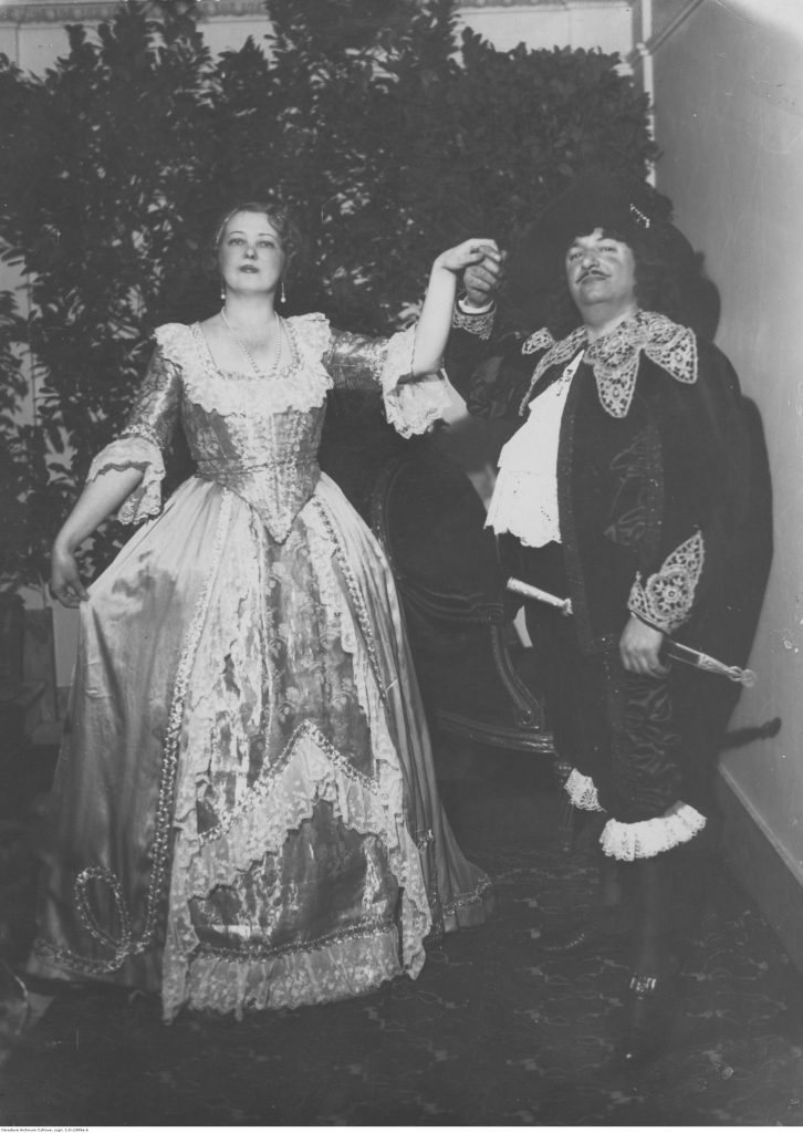 Bal kostiumowy w Ambasadzie Włoch w Warszawie z ludźmi w strojach epokowych