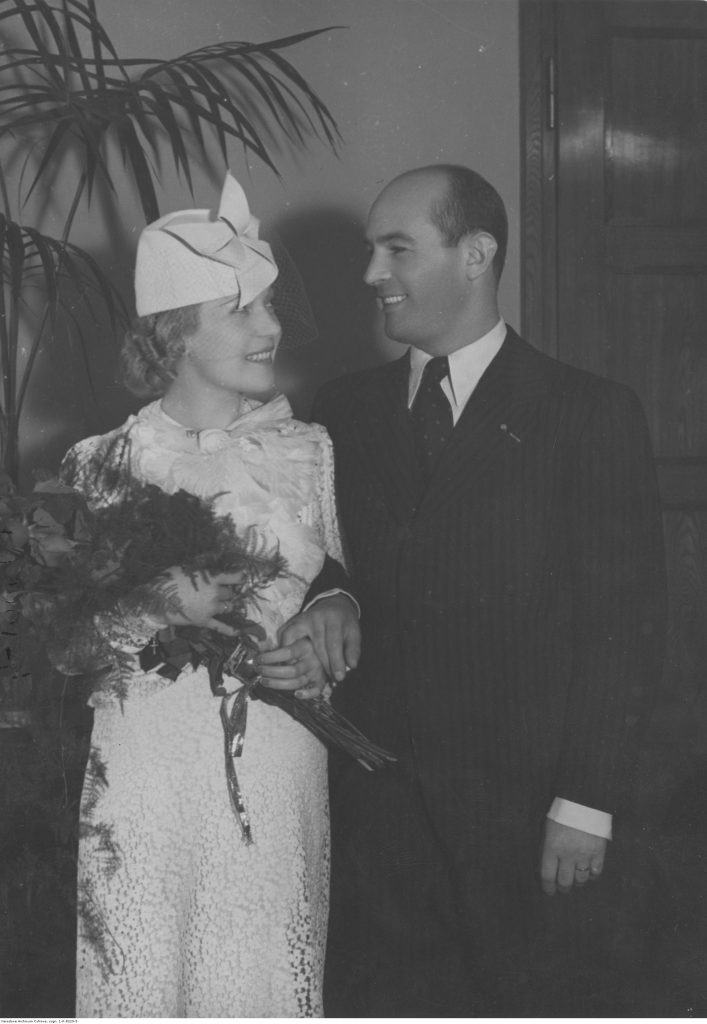 Para młoda - kobieta w kostiumie z kapelusikiem, mężczyzna w garniturze