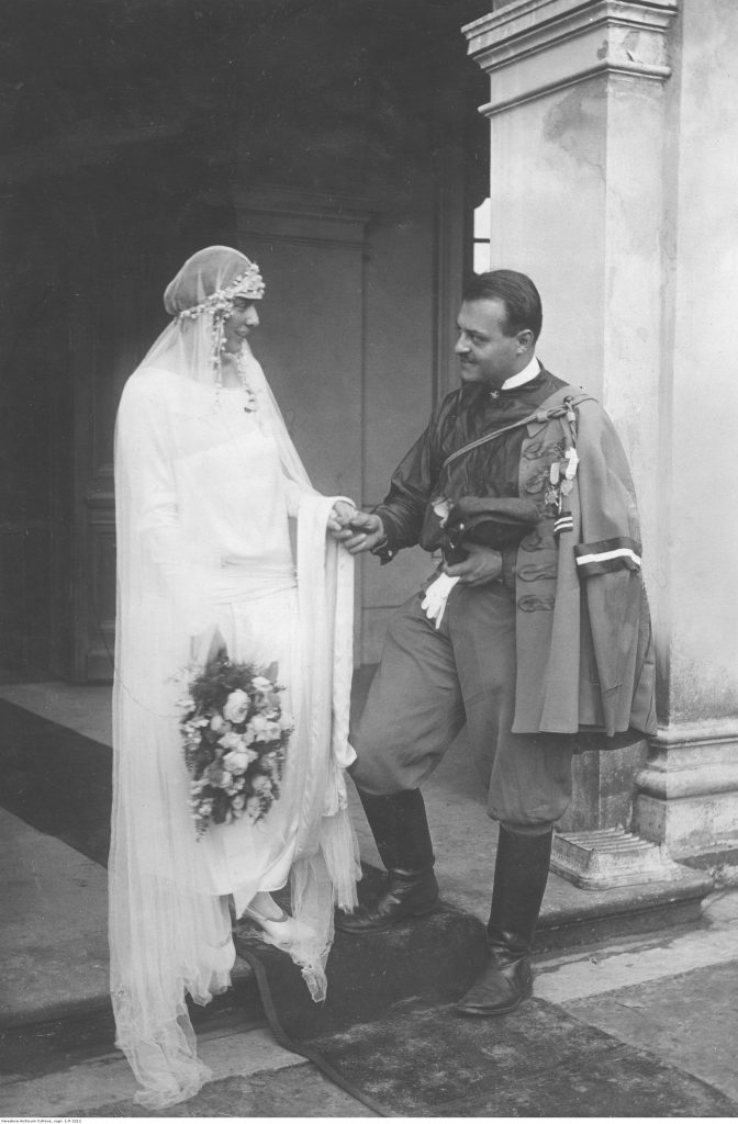 Młoda para z lat 20. - dama w białej sukni i mężczyzna w mundurze