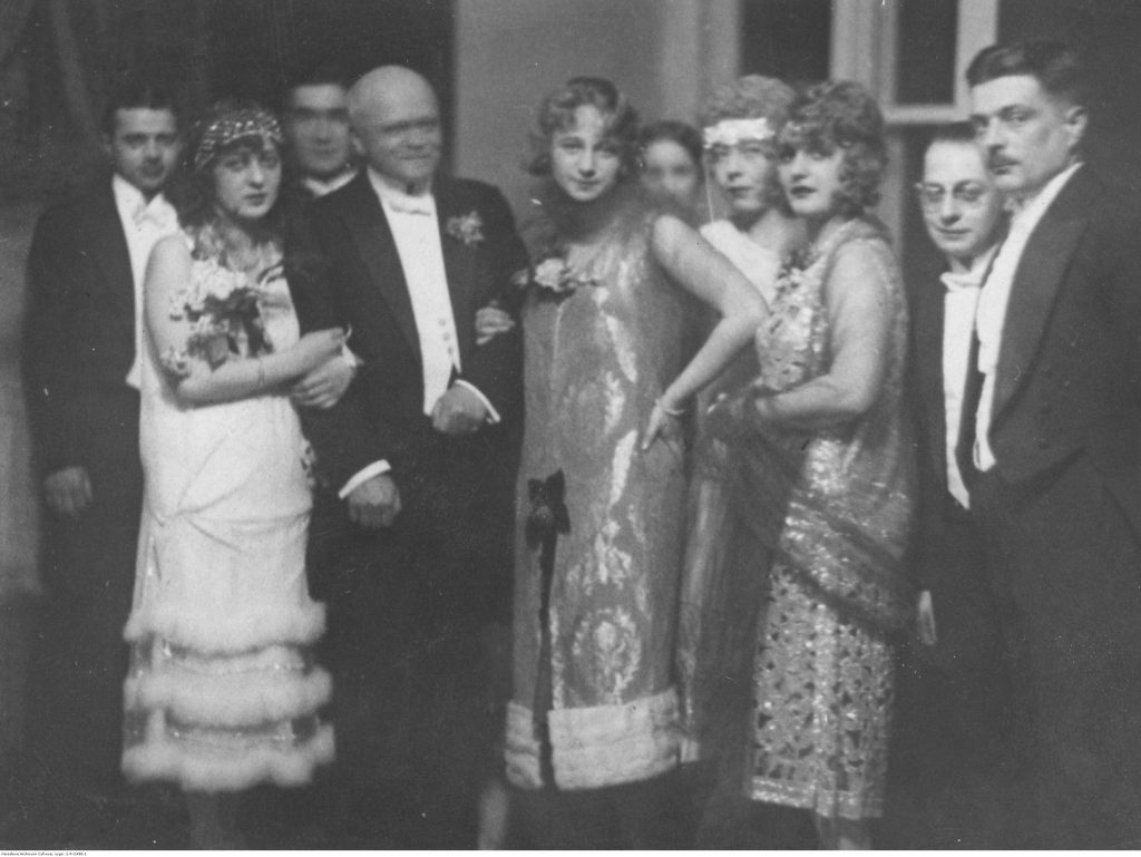 grupa ludzi w eleganckich strojach 