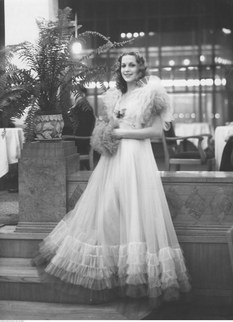 Aktorka Mira Wiszniewska w długiej, jasnej sukni z tiulu