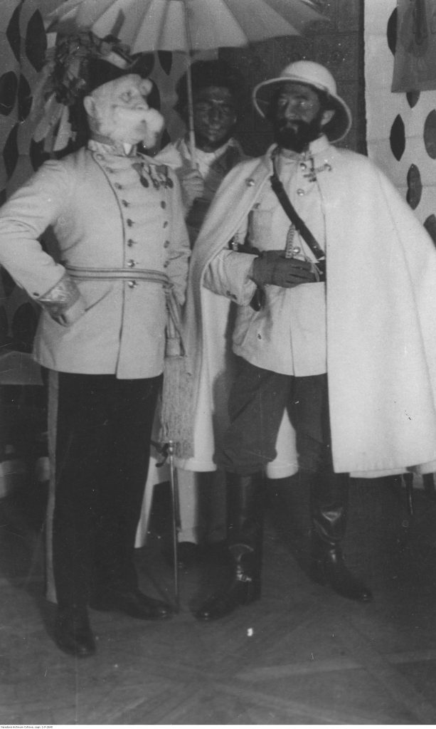 Uczestnicy balu przebrani za Franciszka Józefa i Haile Salassie