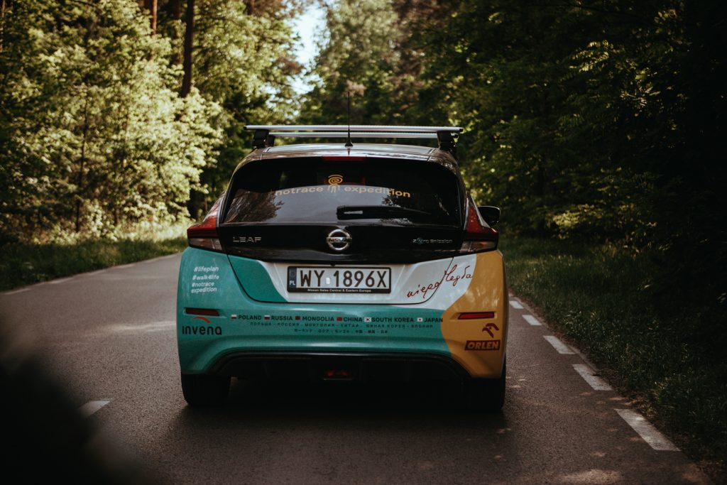 samochód na drodze od strony bagażnika