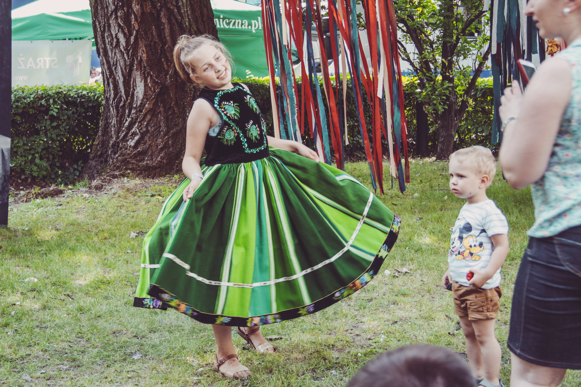 dziewczynka w ludowym stroju