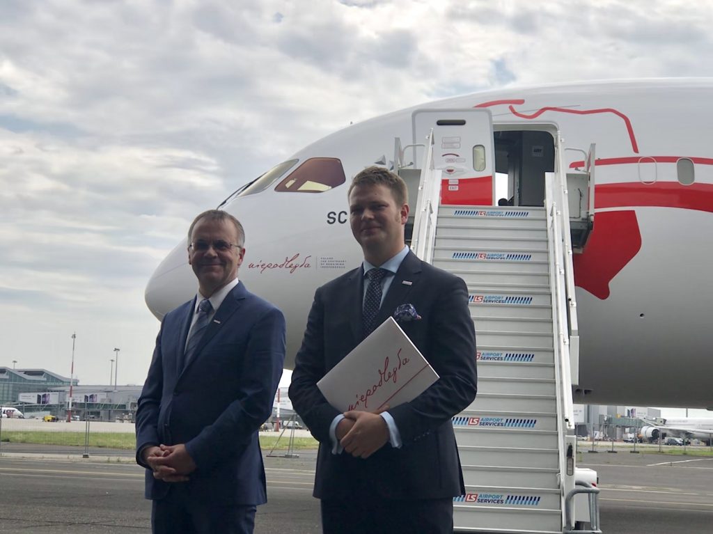 Jarosław Sellin i Jan Kowalski przy nowym Boeingu