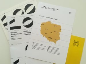 rozrzucone kartki i broszurki programu "100 na 100. Muzyczne dekady wolności"