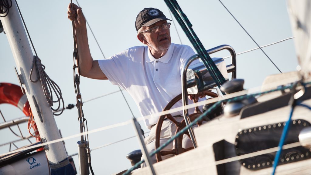 mężczyzna na jachcie