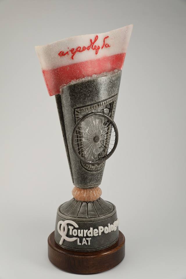 solna rzeźba barwiona na szaro z biało-czerwoną flafą i logiem niepoldegłej