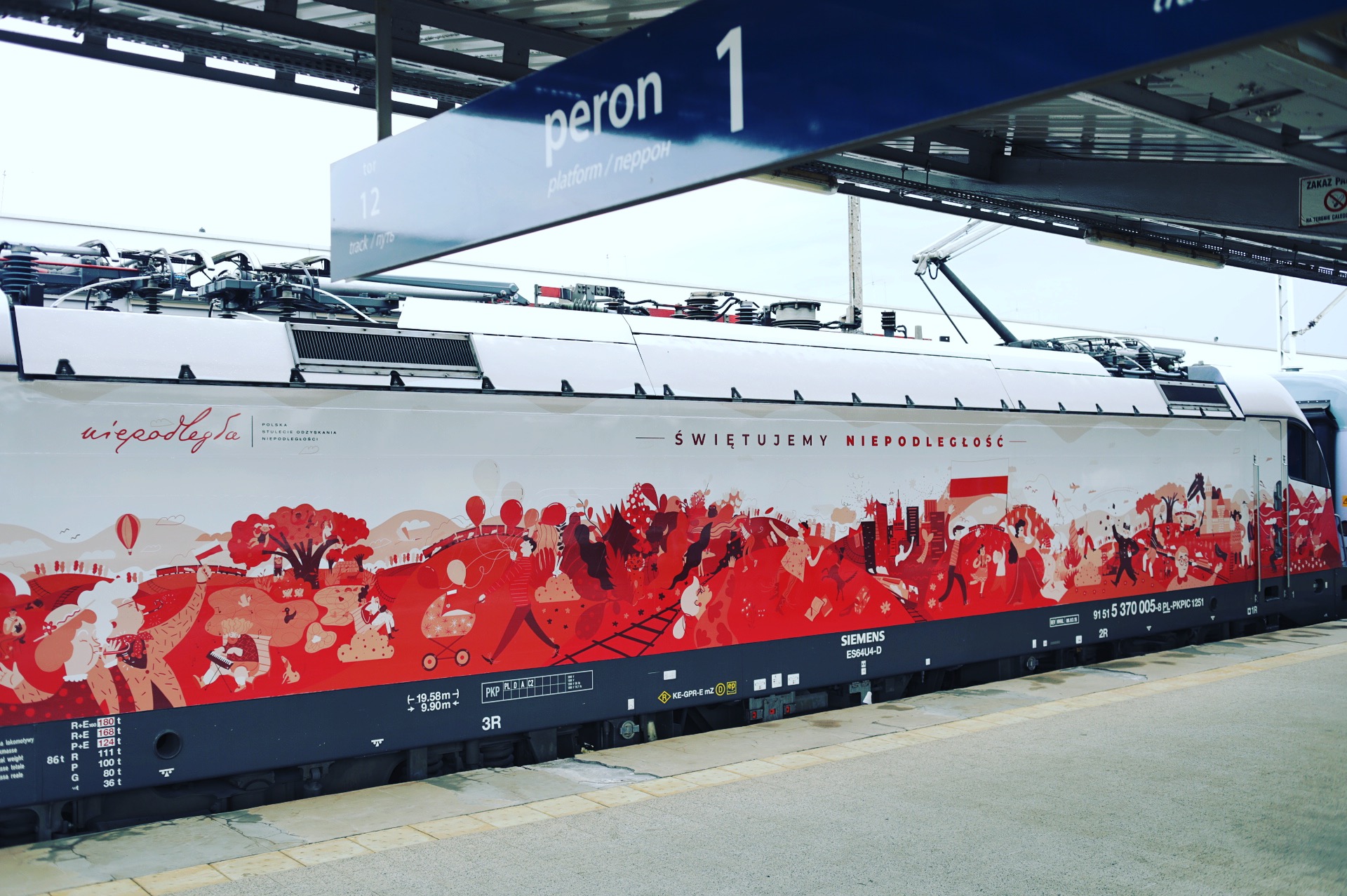 pociąg oklejony w biało-czerwone barwy