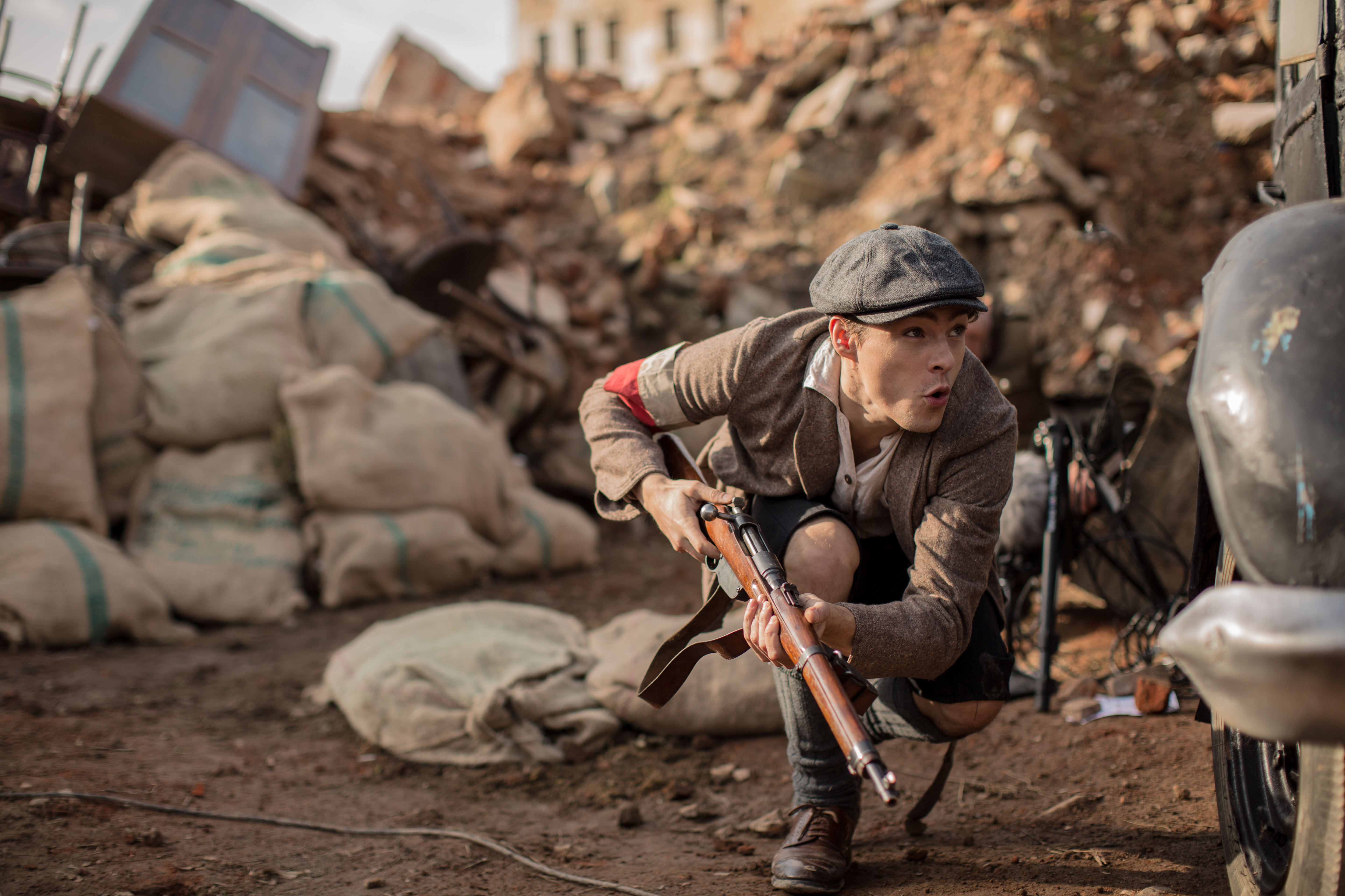 kadr z filmu, przedstawiający powstańca z bronią
