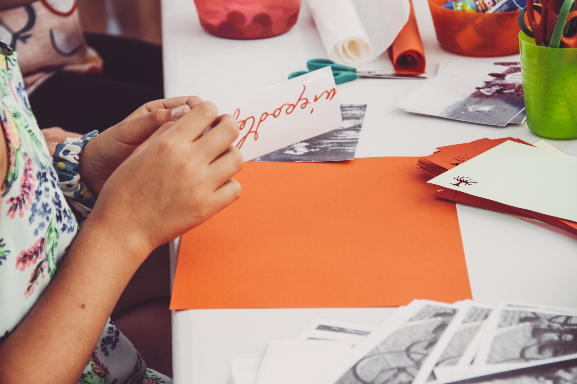 dziewczynka z naklejką niepodległej w ręku