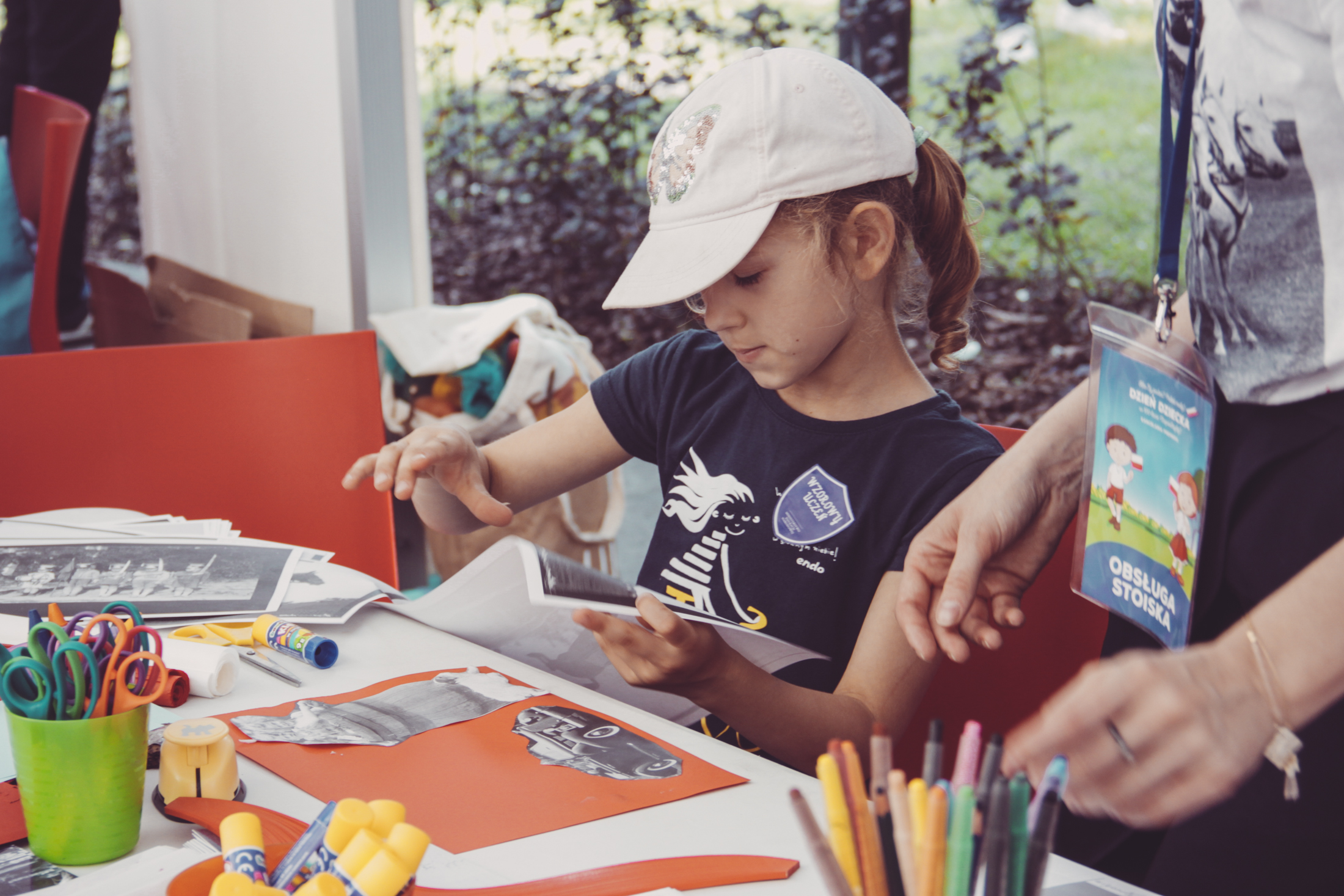 dziewczynka w czasie warsztatów plastycznych