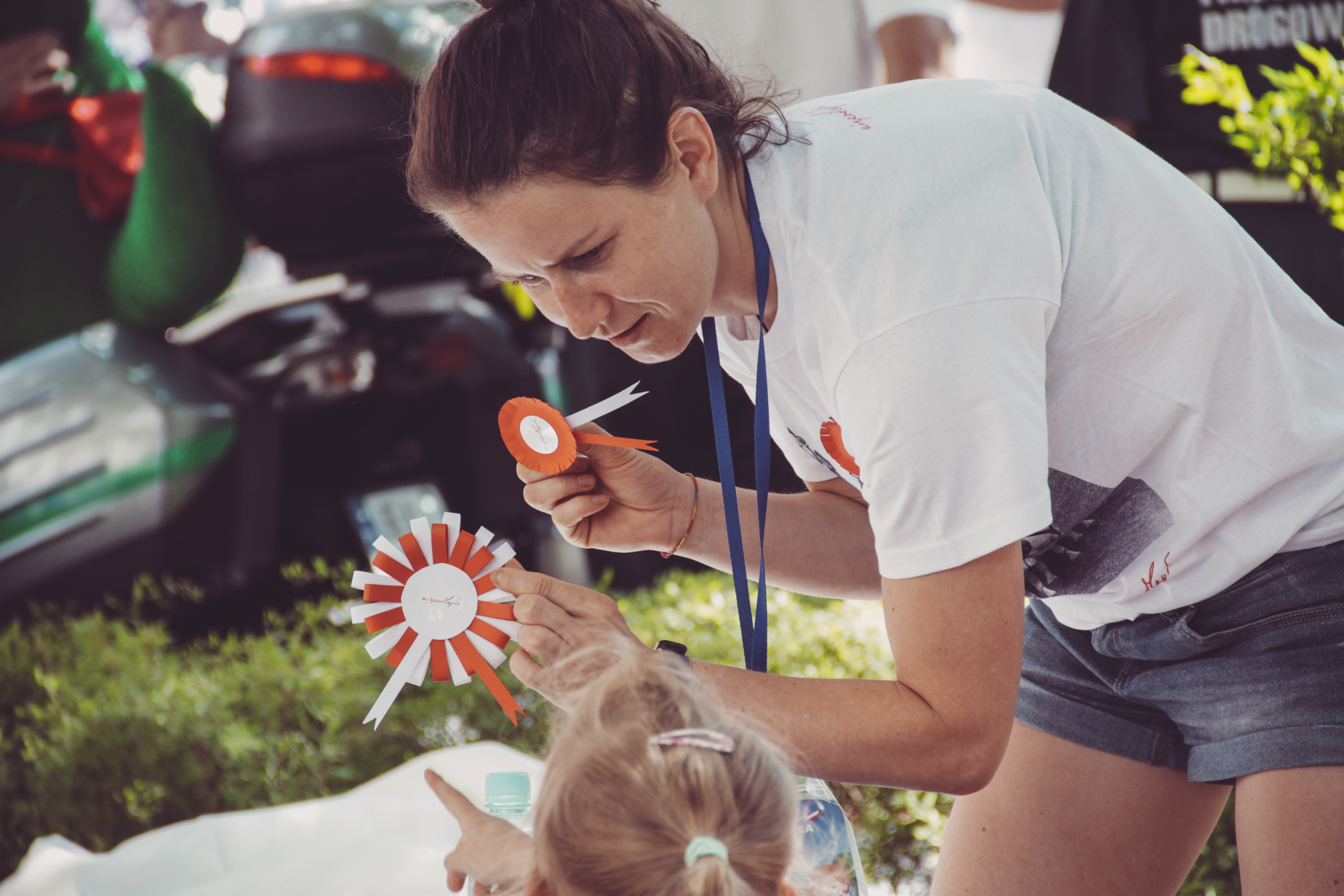 animatorka i dziecko z kotylionami