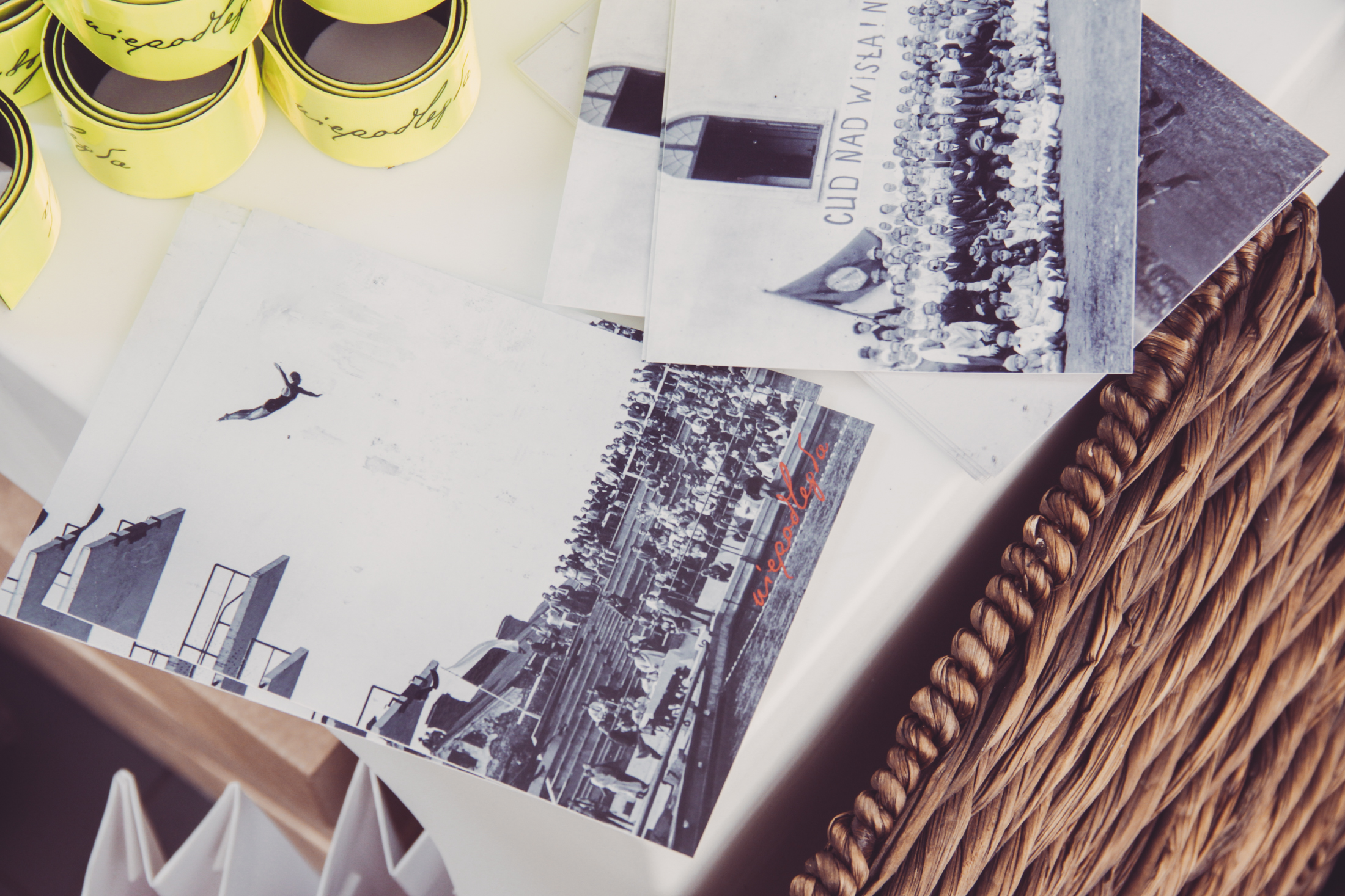 gadżety niepodległej na stole