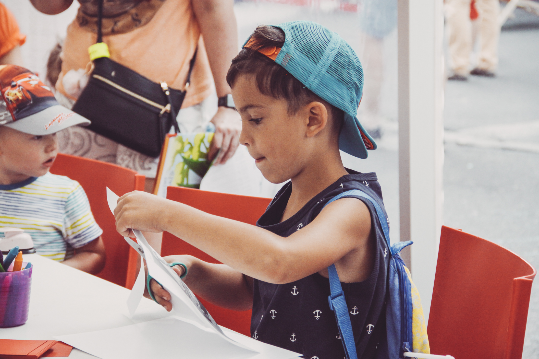 chłopiec w czasie warsztatów plastycznych