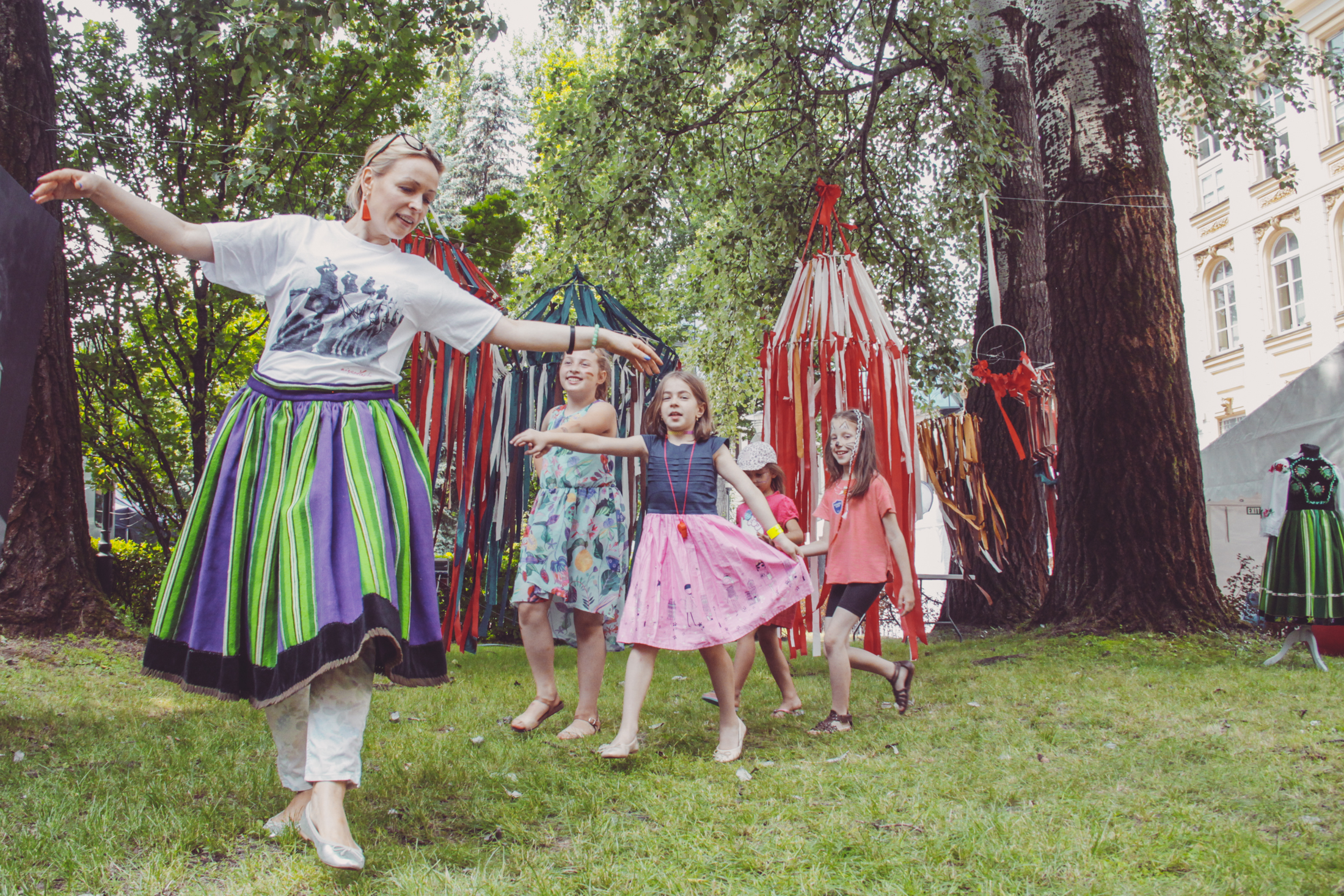 dziewczynki tańczące w ludowych strojach