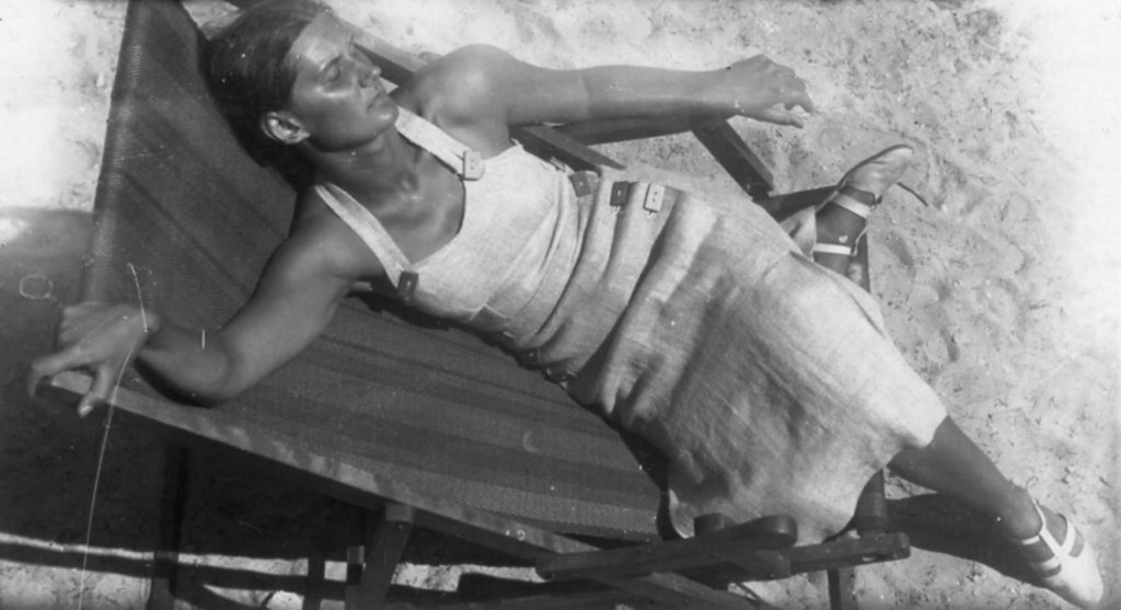 Helena Krazowska w jasnej sukience na plaży