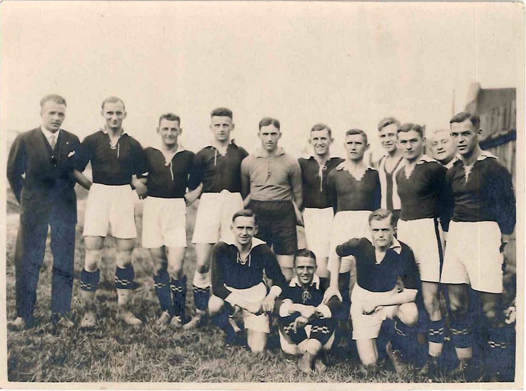 drużyna FC Katowitz w ciemnych koszulkach i białych spodenkach