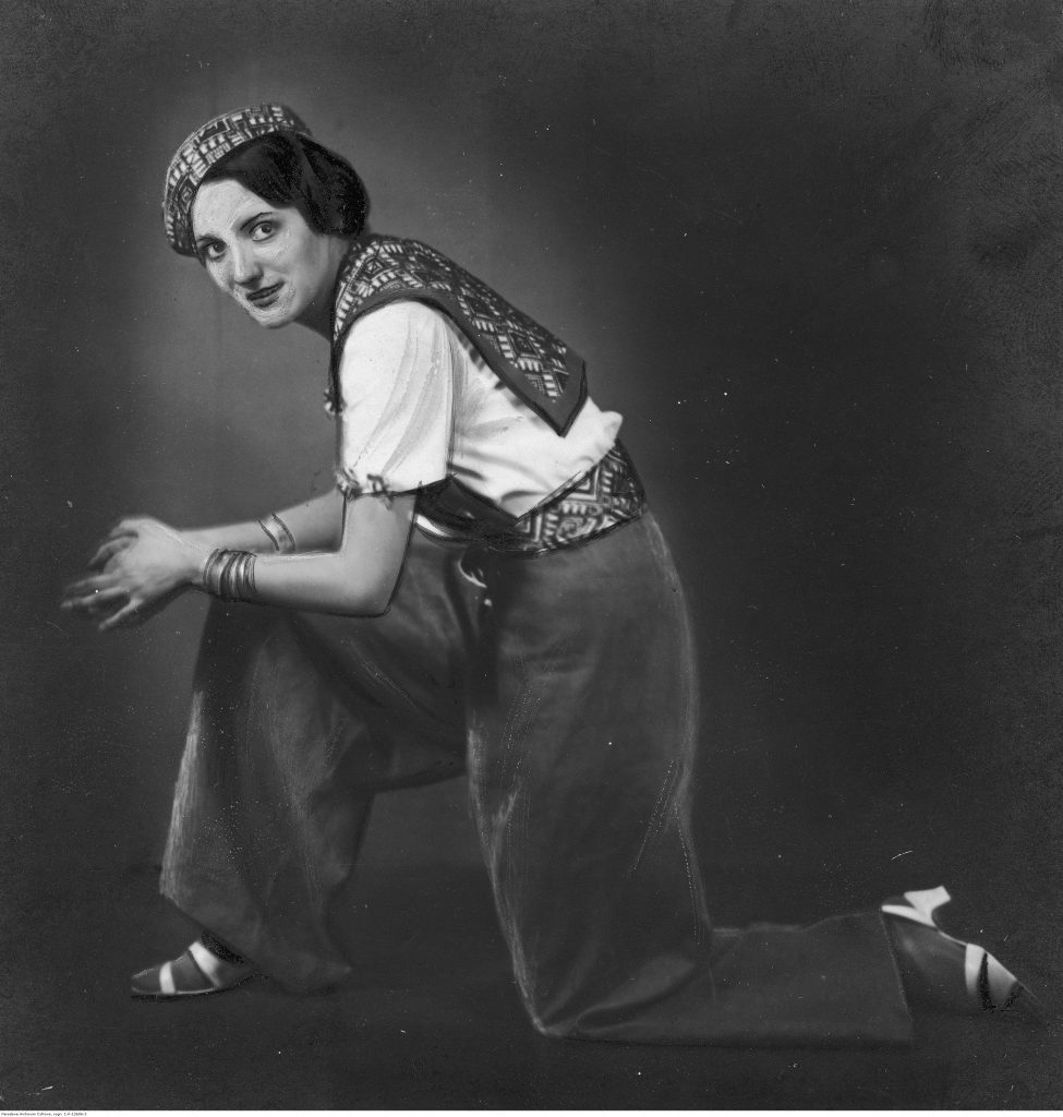 ludowe motywy na strojach 