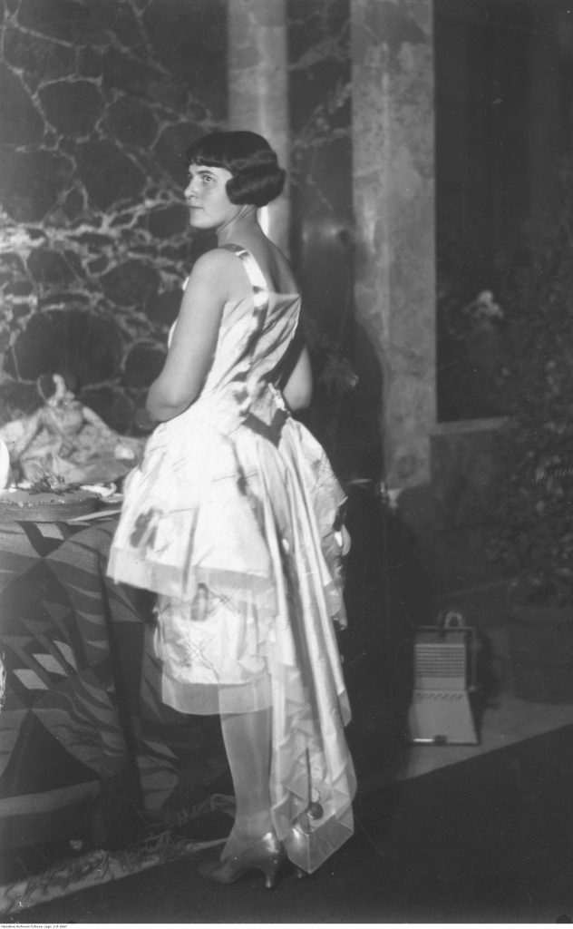 modelka prezentuje suknię z jedwabiu