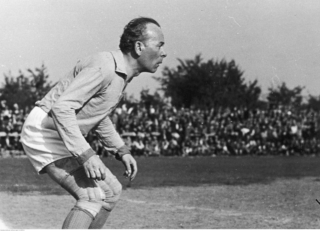 Michał Znicz jako bramkarz w jasnym piłkarskim stroju