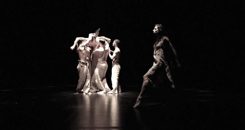 zdjęcie aktorów na scenie teatralnej